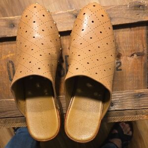 Aerosoles Tan Leather Upper  womans Slip-On clogs. Really Cute See Pics.